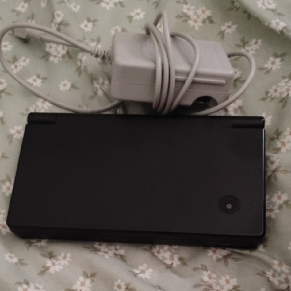 Black Nintendo DSi with Charger - Picture 1 of 4